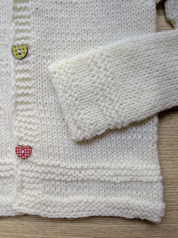 Detalle de crestas, puño y botones
